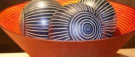 Un bol contenant trois objets décorés.