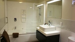 Suite Premier, bañera de hidromasaje | Baño | Artículos de higiene personal gratuitos, secador de pelo y toallas