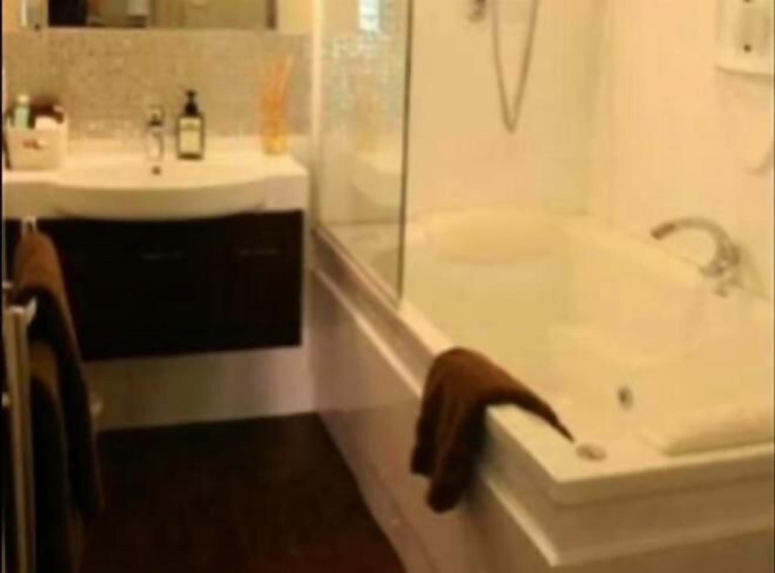 Un bagno con un lavandino bianco, uno specchio e una vasca.