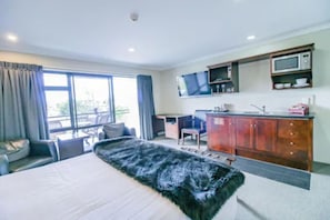 Executive Studio | Desk, soundproofing, iron/ironing board, cribs/infant beds - Aotea Motor Lodge (Whanganui)