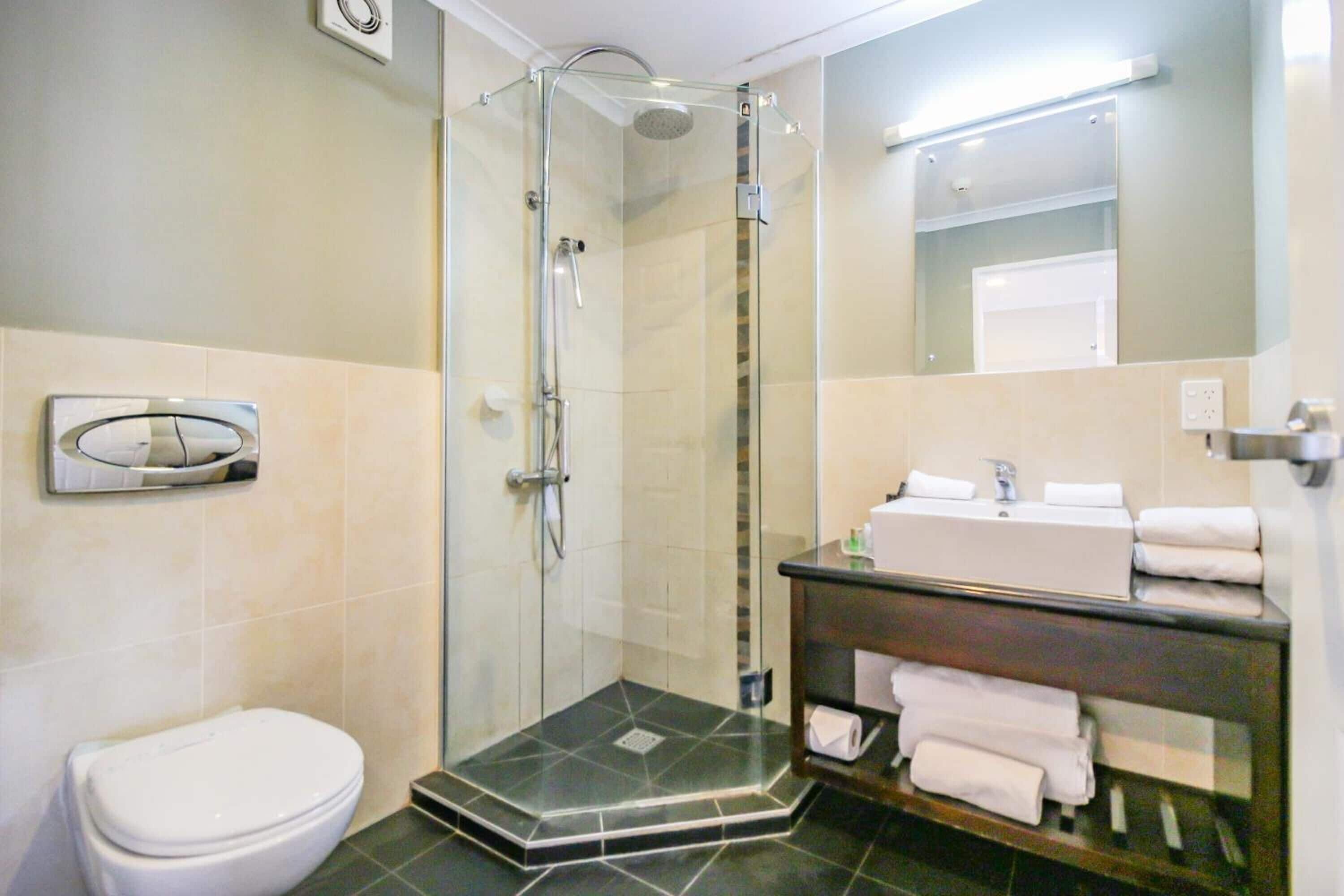 Separate bathtub and shower, jetted bath, free toiletries, hair dryer