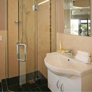 Deluxe Studio | Bathroom