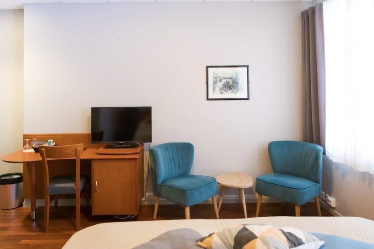 Ropa de cama de alta calidad, minibar y tabla de planchar con plancha