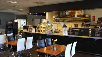 Bữa sáng đặc sản địa phương hàng ngày (159 NOK/mỗi người)