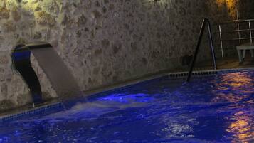 Kolam renang outdoor, dengan payung kolam renang dan kursi berjemur