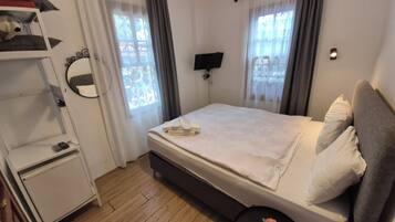 Economy-dobbeltværelse | Senge med topmadrasser, minibar, gratis Wi-Fi, sengetøj