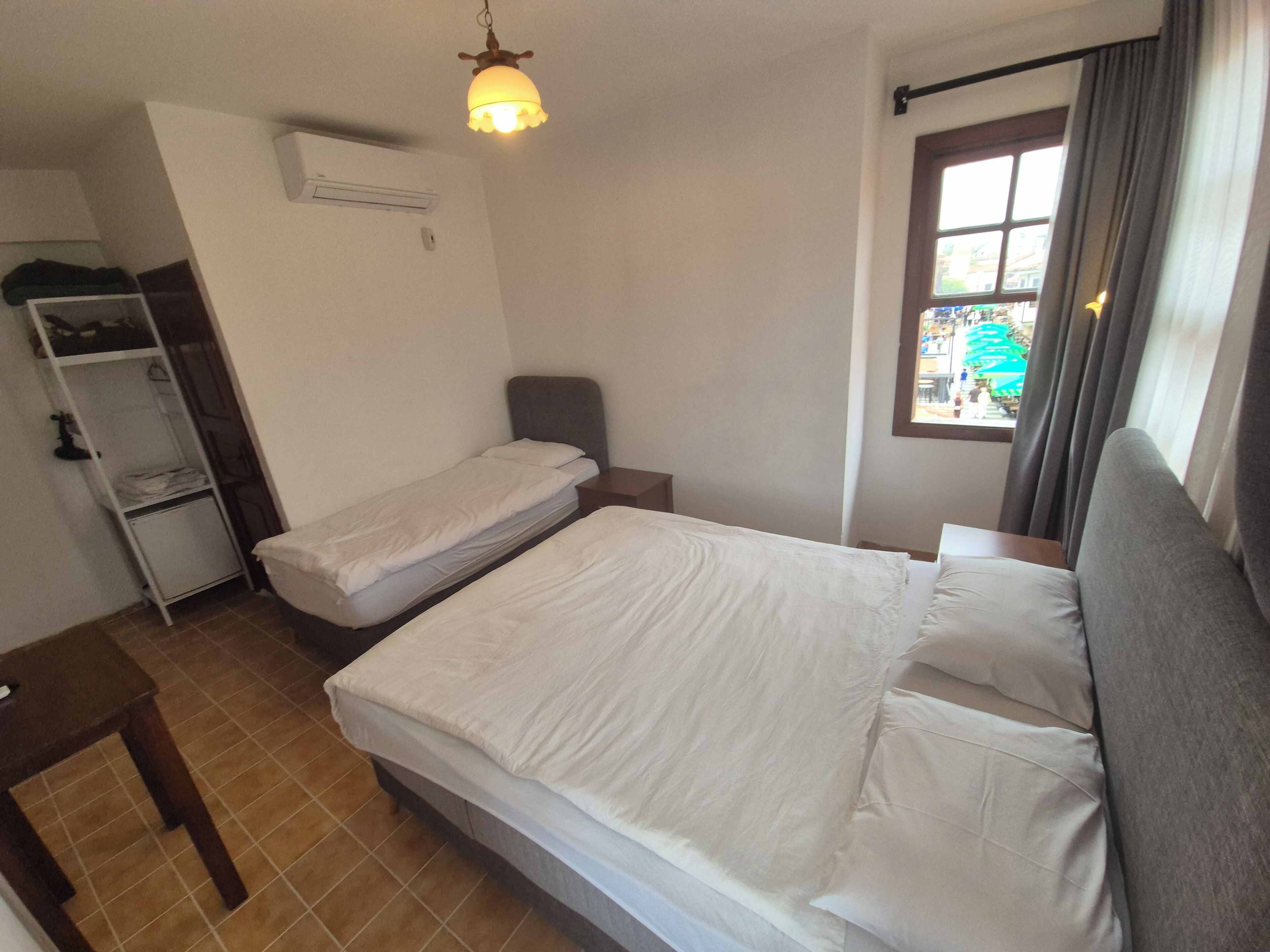 Economy driepersoonskamer | Pillowtop-bedden, een minibar, gratis wifi, beddengoed