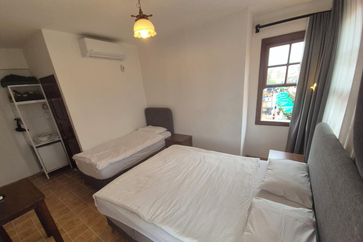 Habitación triple económica | Camas con pillow-top, minibar, wifi gratis y ropa de cama