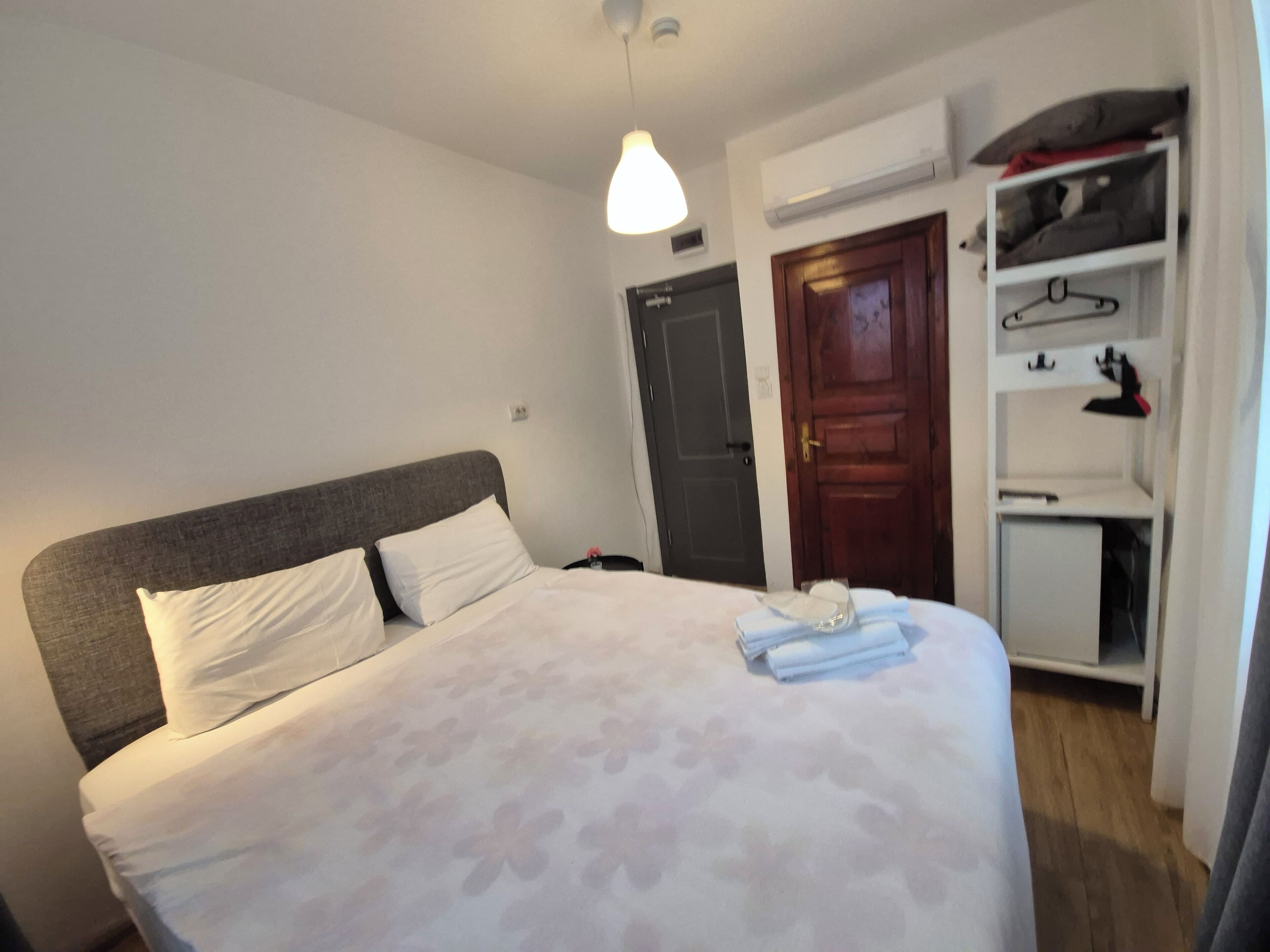 Economy tweepersoonskamer | Pillowtop-bedden, een minibar, gratis wifi, beddengoed