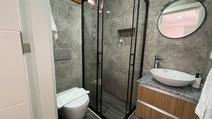 Phòng đôi Deluxe | Phòng tắm | Buồng tắm vòi sen, máy sấy tóc, khăn tắm, dầu gội