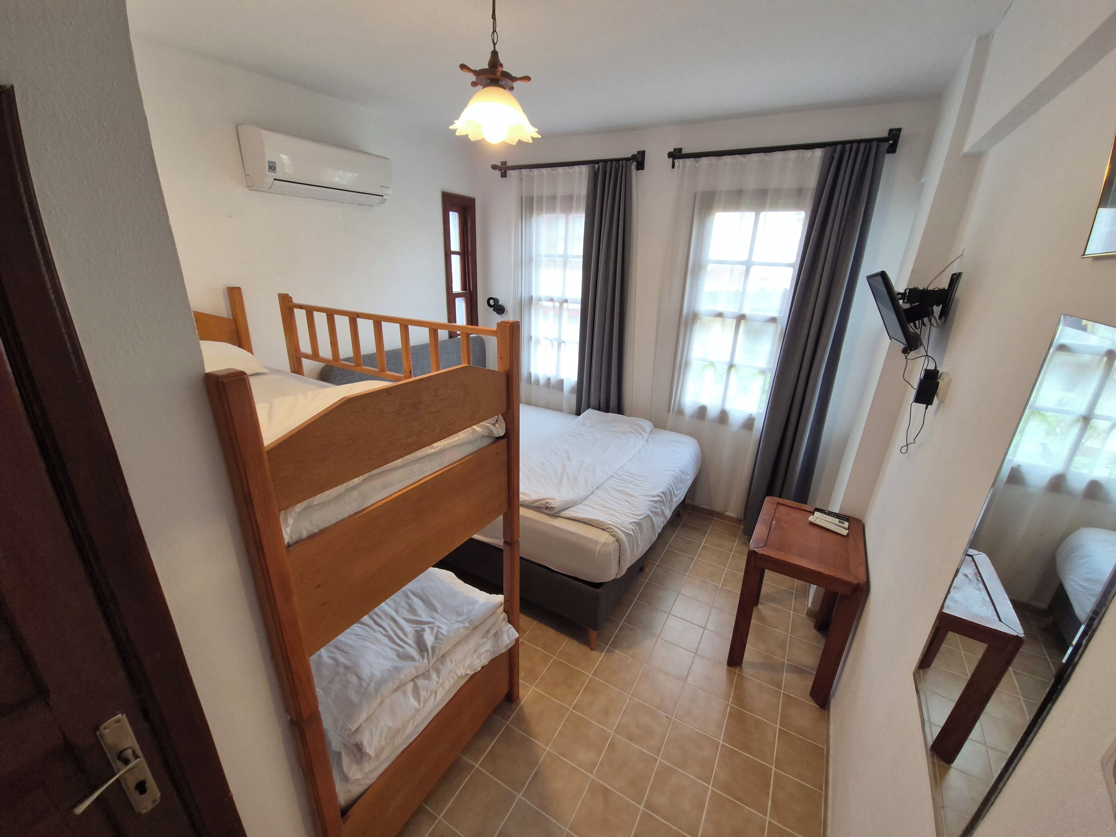 Familiekamer | Pillowtop-bedden, een minibar, gratis wifi, beddengoed