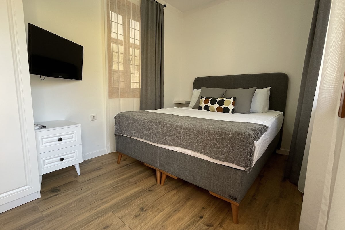Deluxe Double Room | 1 bedroom, pillowtop beds, minibar, free WiFi
