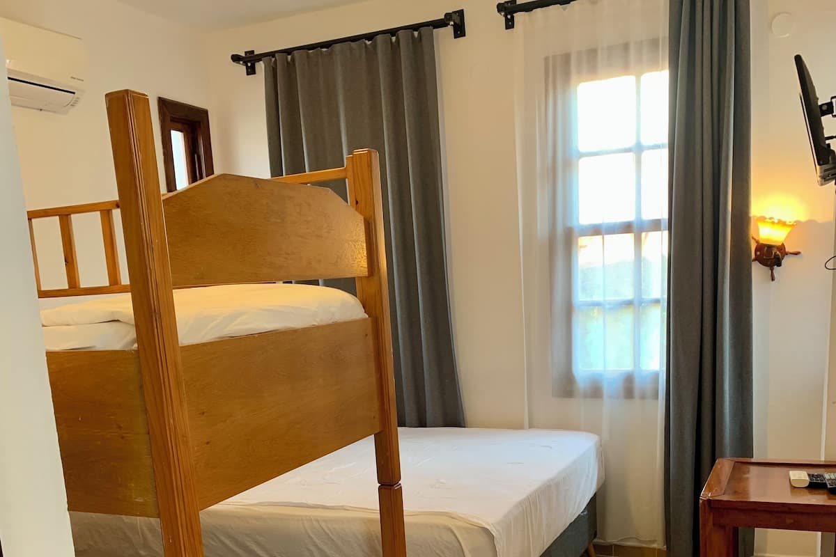 1 bedroom, pillowtop beds, minibar, free WiFi