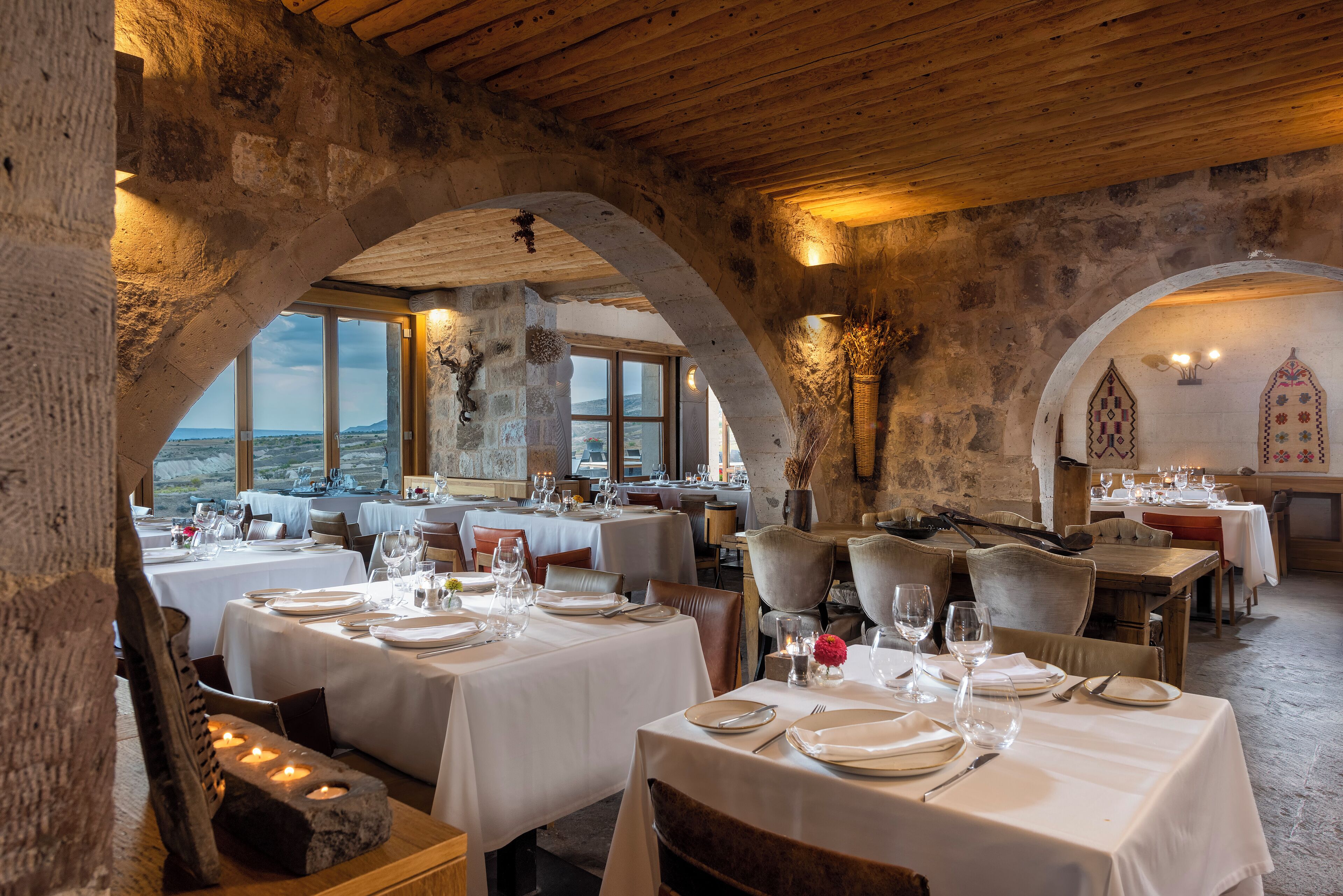 2 restaurants servant le petit déjeuner, le déjeuner et le dîner