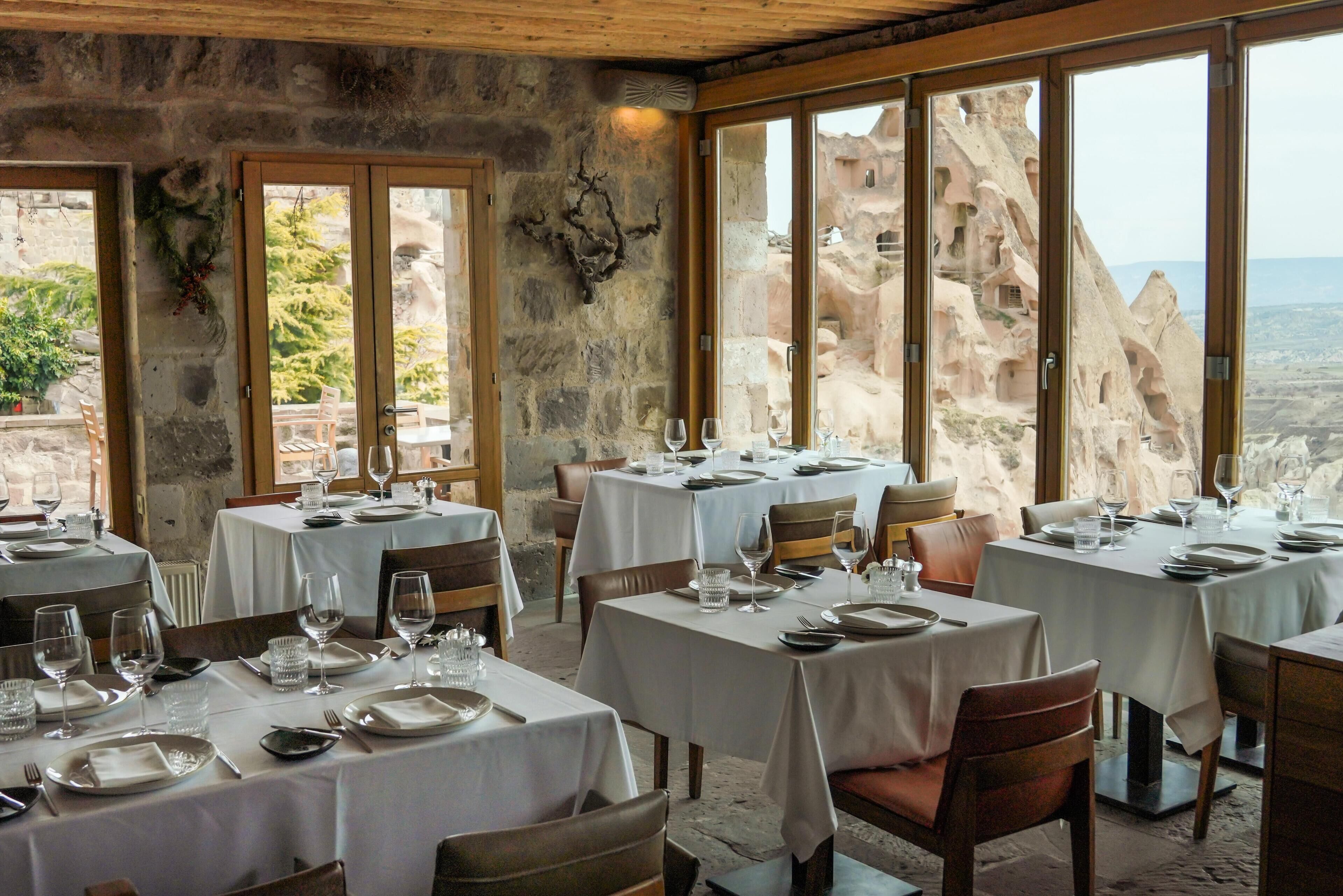 2 restaurants; breakfast, lunch and dinner served 