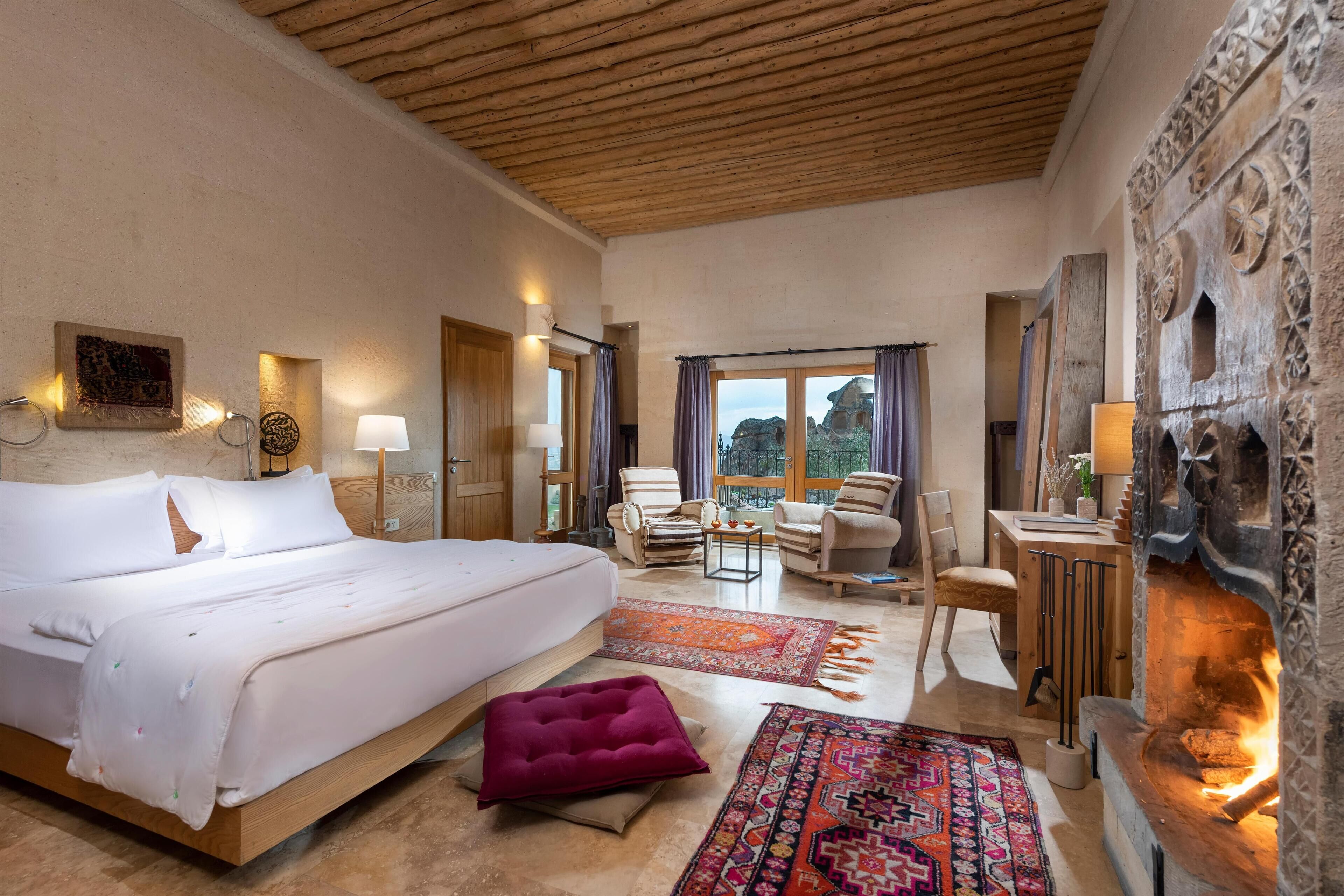 Minibar, caja de seguridad en la habitación y decoración personalizada 