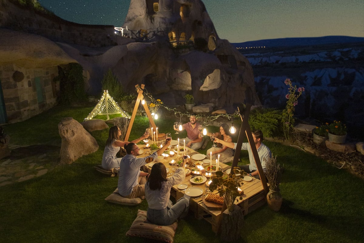 2 restaurants, breakfast served