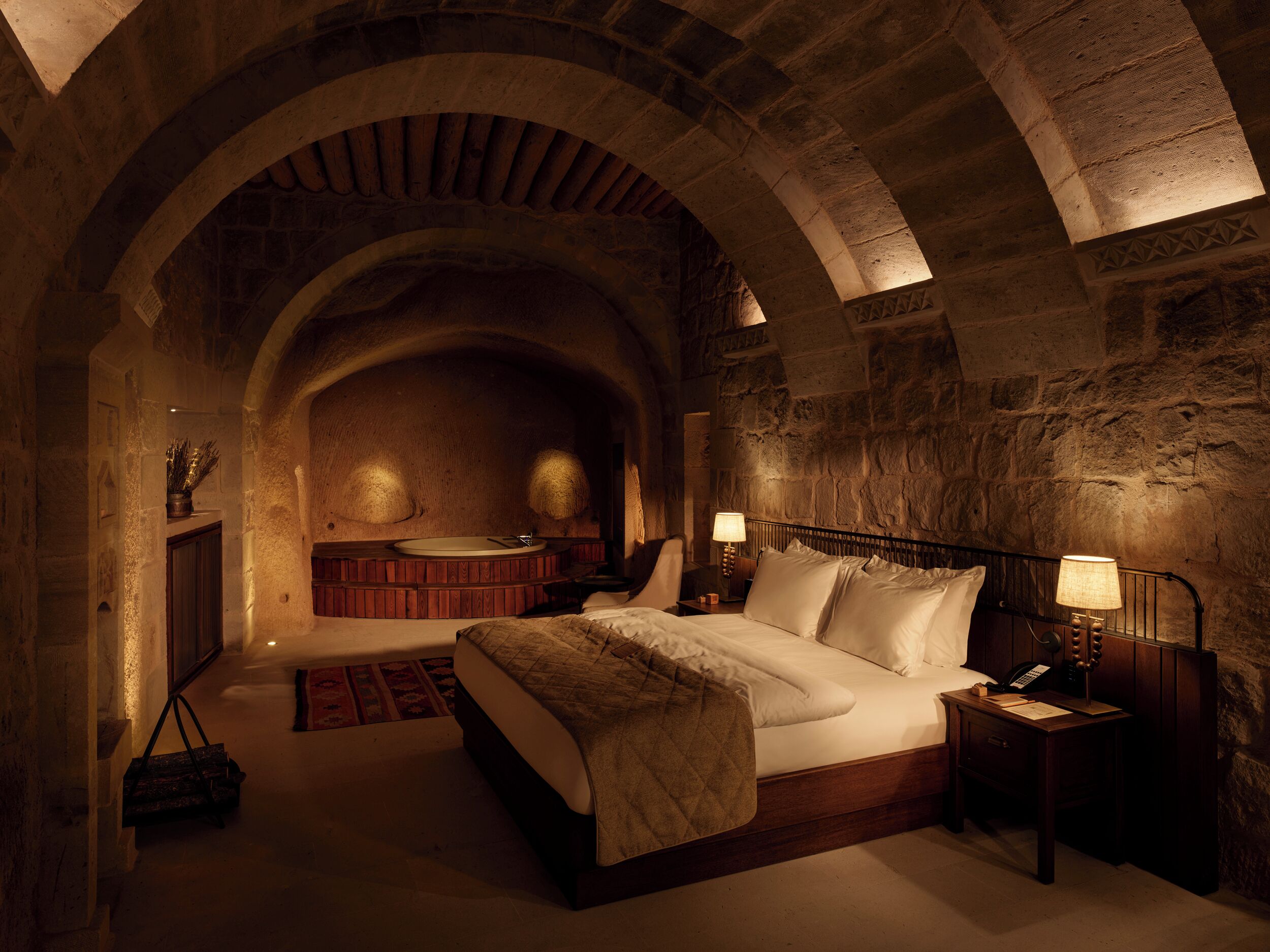 jacuzzi suite | minibar, in-room safe, individually decorated, individually furnished