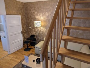 Duplex, 1 quarto, no jardim | Área de estar | TV de tela plana 55 polegadas com canais a cabo, TV