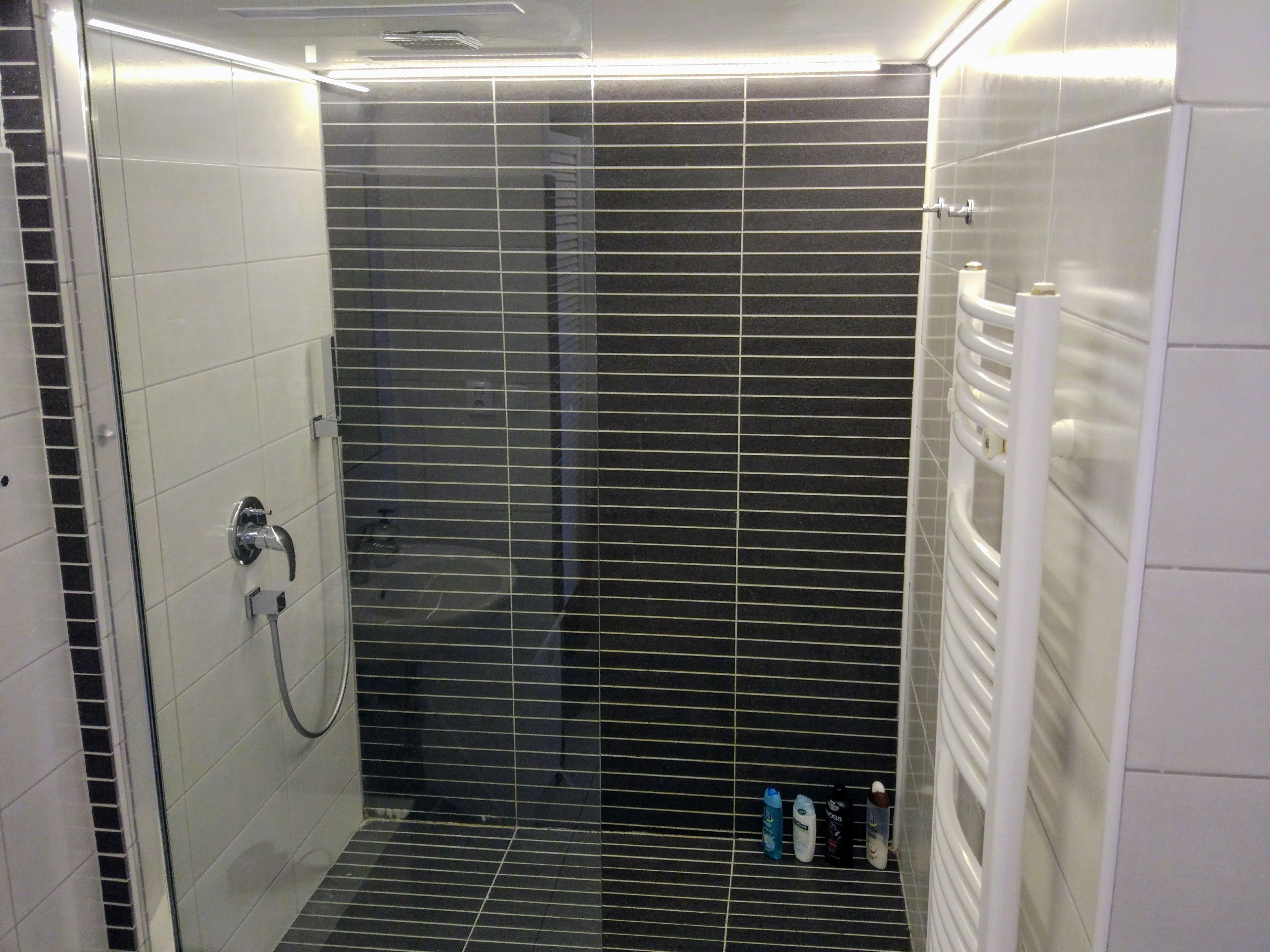 Apartment, 3 Bedrooms, Courtyard Area | Bathroom | Free toiletries, hair dryer, soap, shampoo