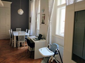 Appartement, 3 slaapkamers, aan de binnenplaats | Dineren op de kamer