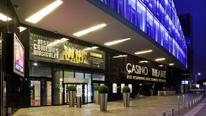 Un edificio moderno con un llamativo letrero que dice 'Casino Theatre'.