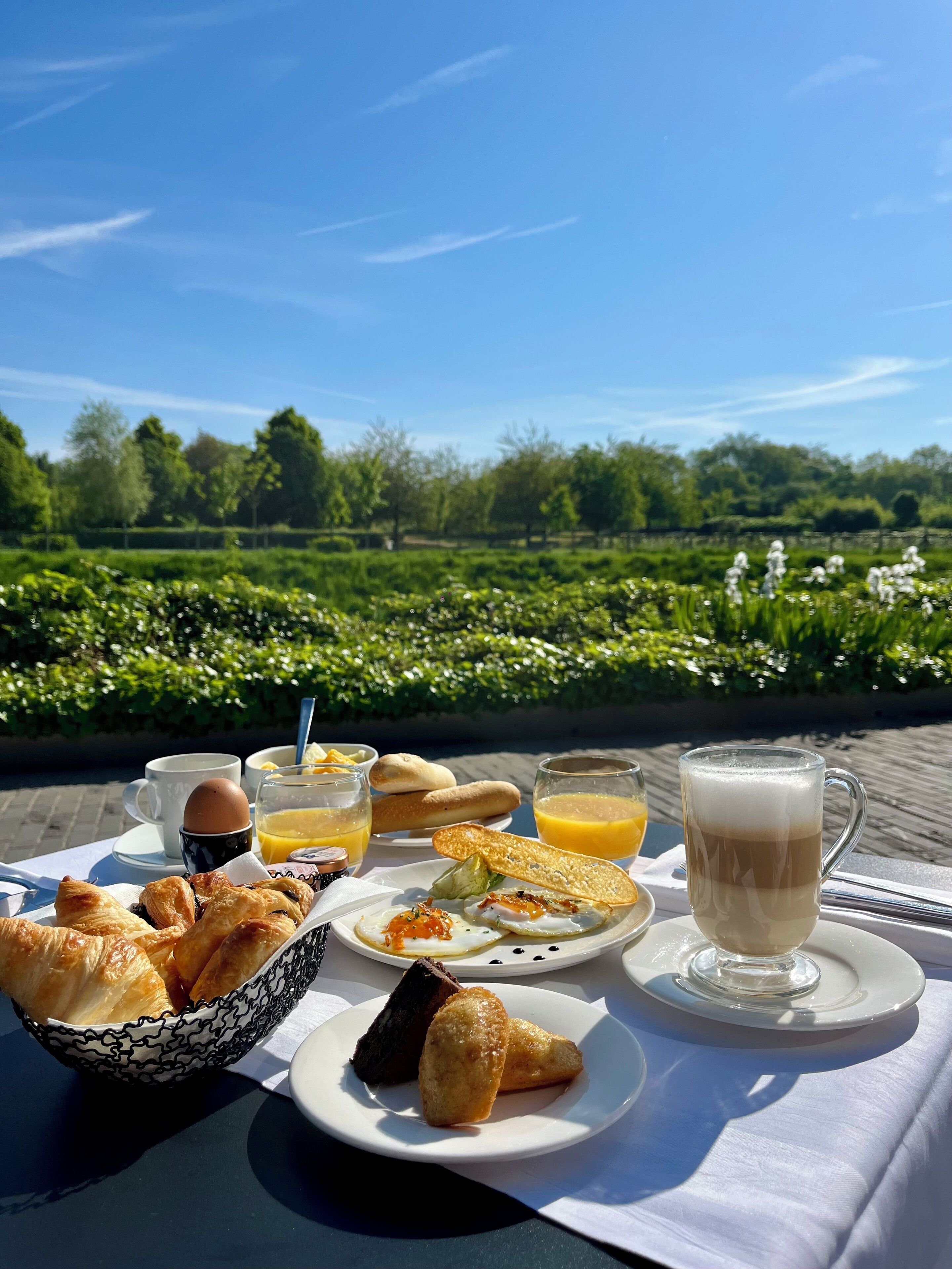 daily buffet breakfast (eur 32 per person)