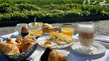 Dagelijks ontbijtbuffet (EUR 32 per persoon)
