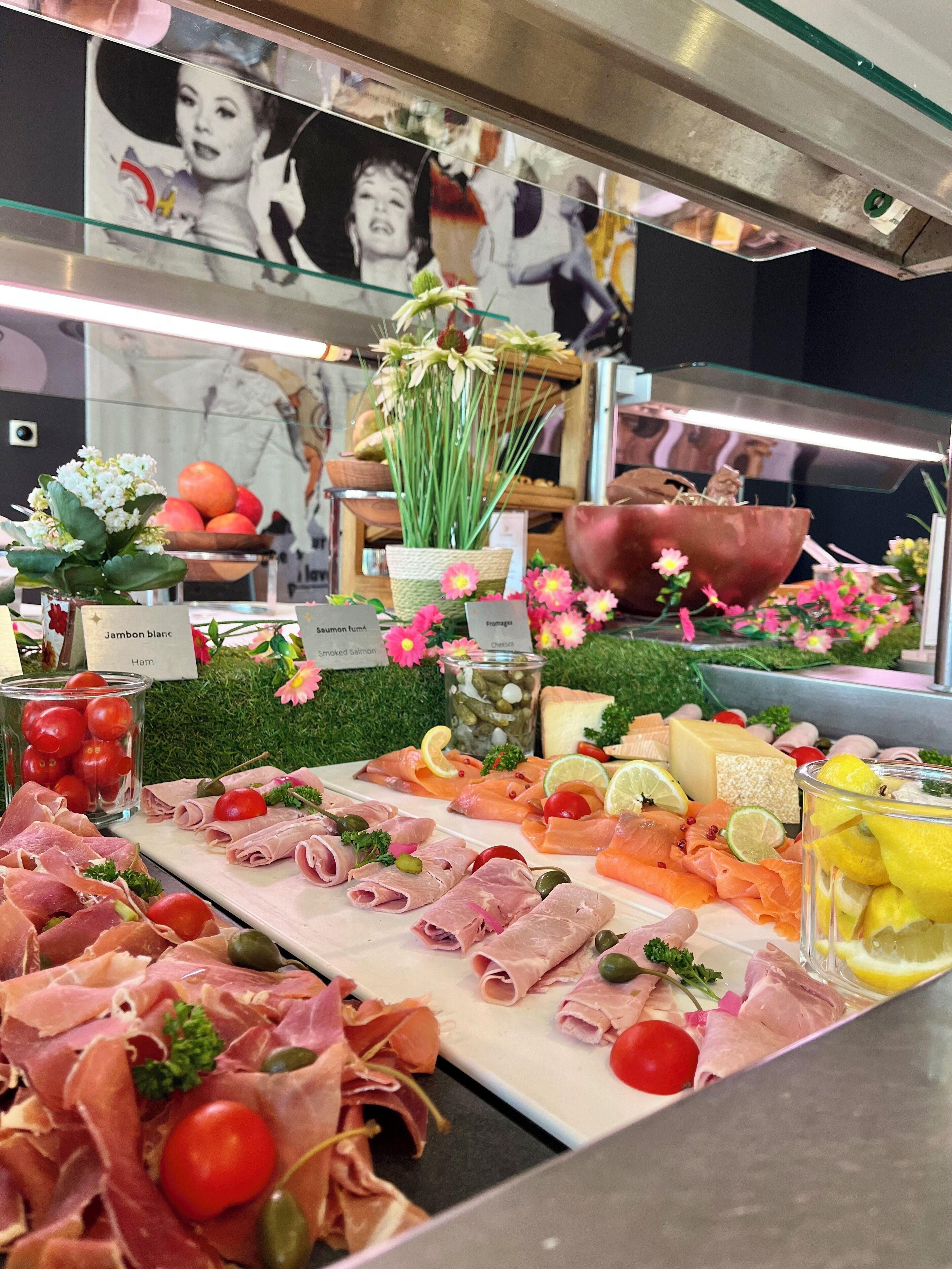 Desayuno buffet (EUR 32 por persona) 