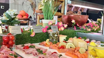 Desayuno buffet (EUR 32 por persona)