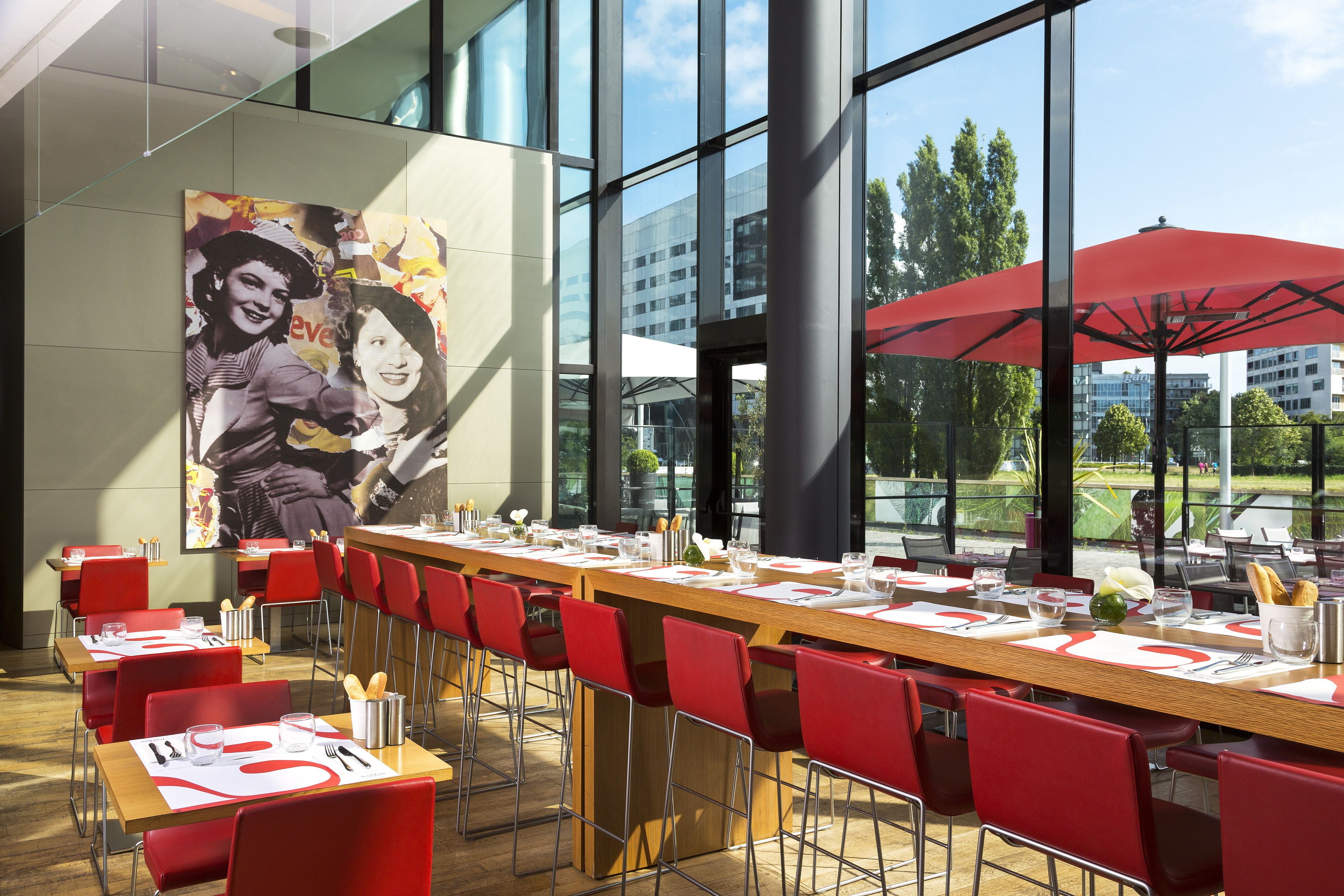 2 restaurants, breakfast, lunch, dinner served; french cuisine