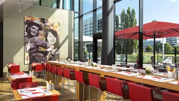 供應早餐、午餐、晚餐和早午餐
