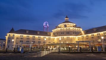 Overnatningsstedets facade – aften/nat