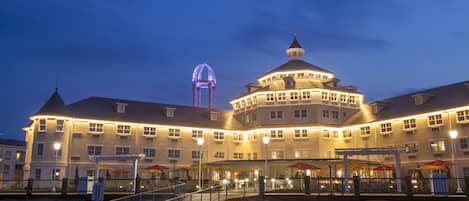 Overnatningsstedets facade – aften/nat