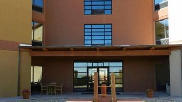 المنطقة المحيطة بالمنشأة