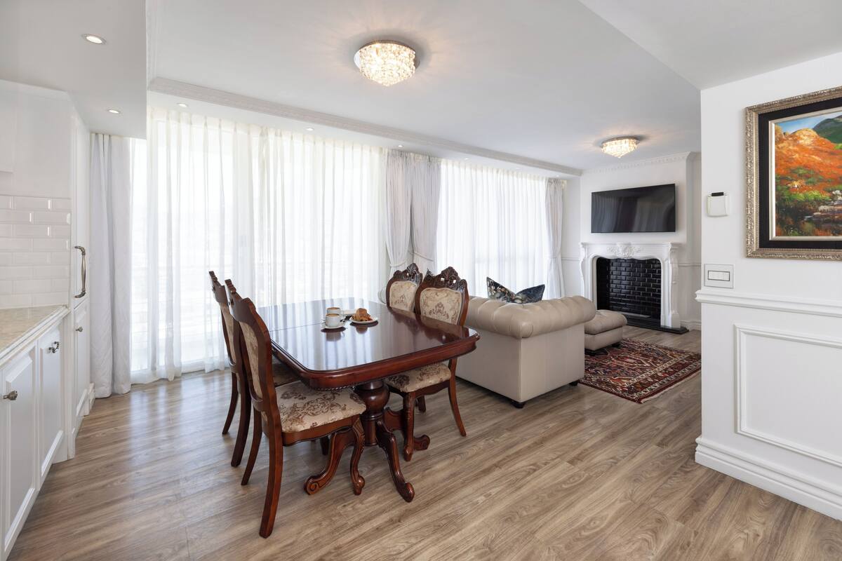 Suite Deluxe, 3 habitaciones | Área de sala de estar | Smart TV de 55 pulgadas con canales vía satélite 