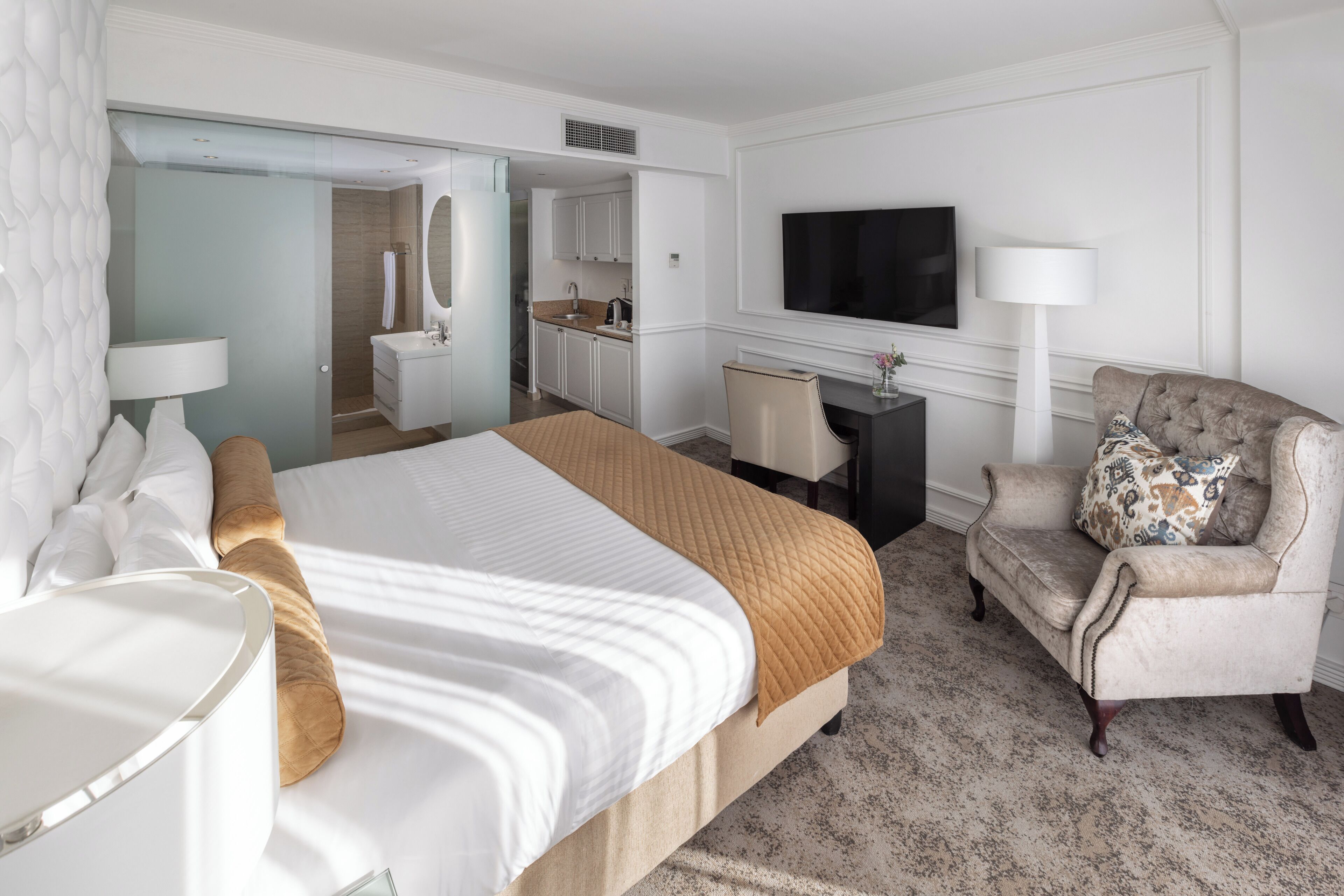 Premium bedding, in-room safe, iron/ironing board, free WiFi