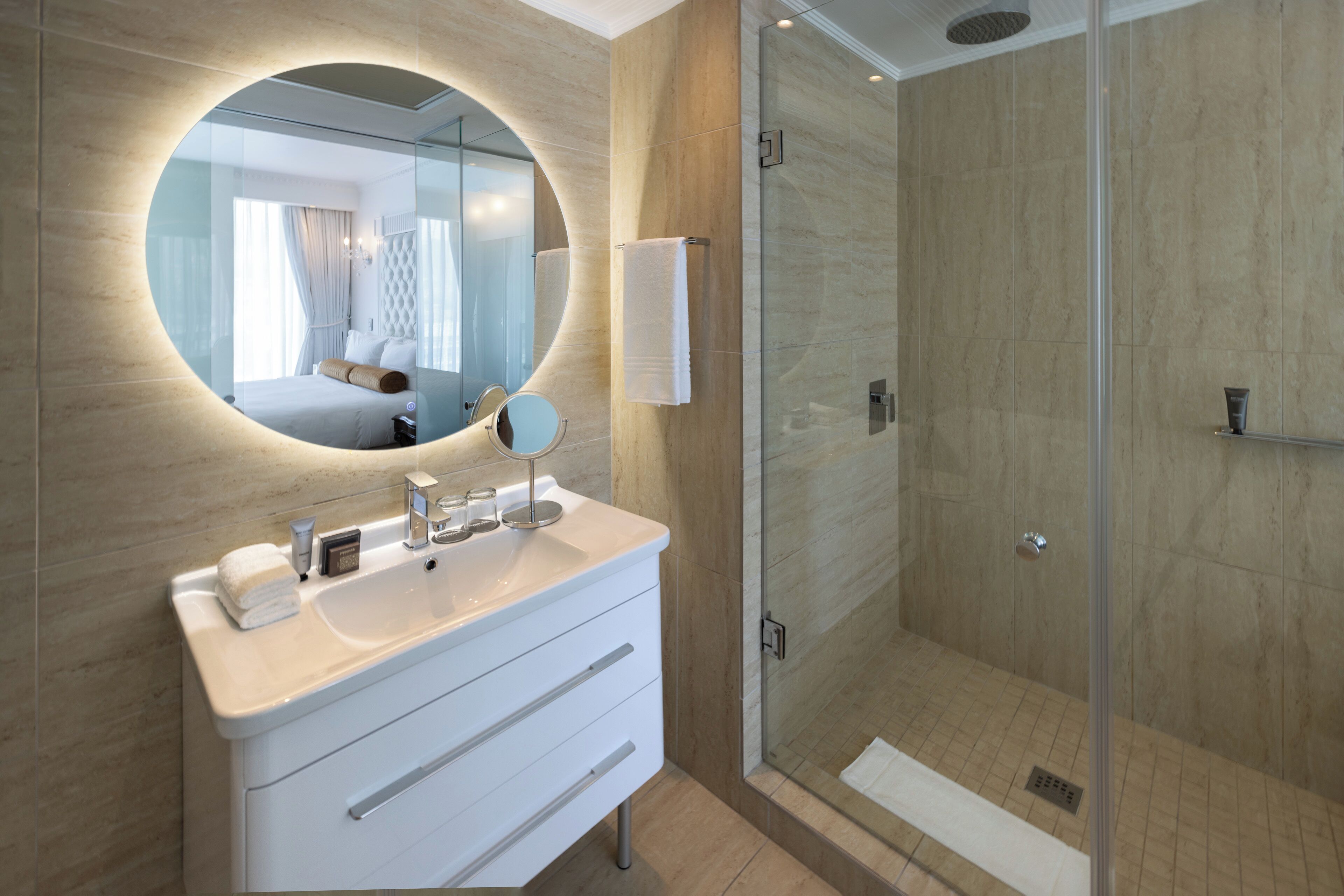 separate bathtub and shower, hydromassage showerhead