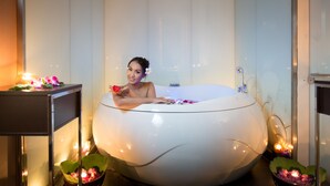 Sauna, tina de hidromasaje, tratamientos corporales y aromaterapia