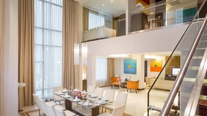 Suite presidencial, con acceso al salón lounge del club | Minibar, caja de seguridad en la habitación y escritorio