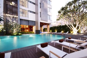 Outdoor pool, open 6:00 AM to 8:00 PM, pool umbrellas, pool loungers - AETAS Bangkok (Bangkok)