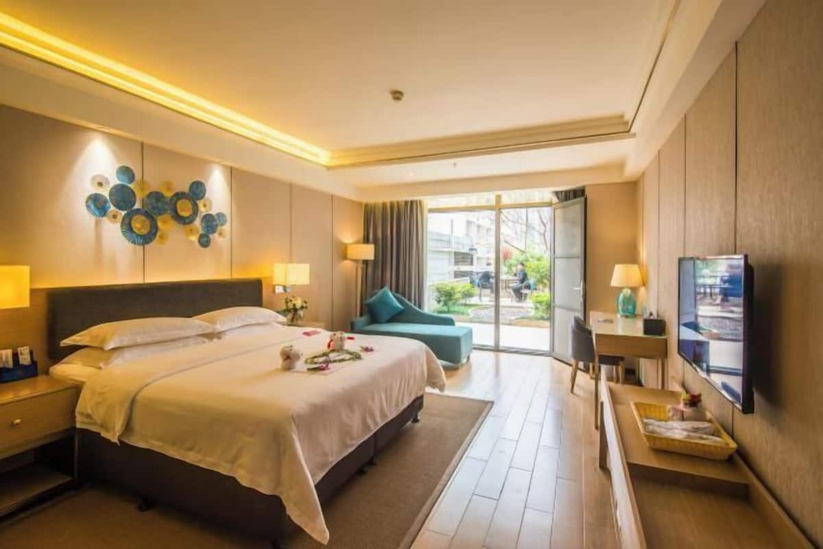 In-room safe, desk, blackout drapes, soundproofing