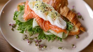 Frokostbuffé hver dag (mot et tillegg)