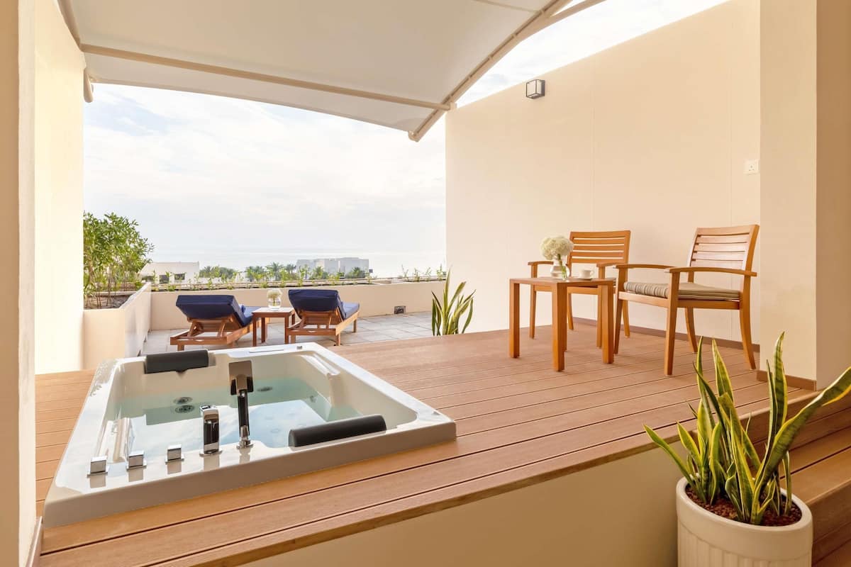 Executive Room, 1 Katil Raja (King), Balcony, Sea View | 1 bilik tidur, cadar kapas Mesir, peralatan tempat tidur premium