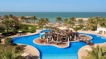 Una piscina al aire libre, sillones reclinables de piscina