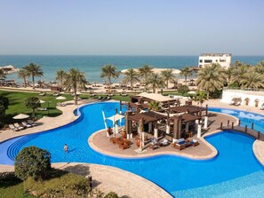 3 bars/lounges, swim-up bar, poolside bar, beach bar - Sofitel Bahrain Zallaq Thalassa Sea & Spa (Zallaq)
