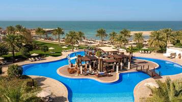 Una piscina al aire libre, tumbonas