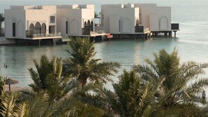 Hotel a primera línia de mar amb diversos edificis, cadascun amb finestres d'arc i balcons.