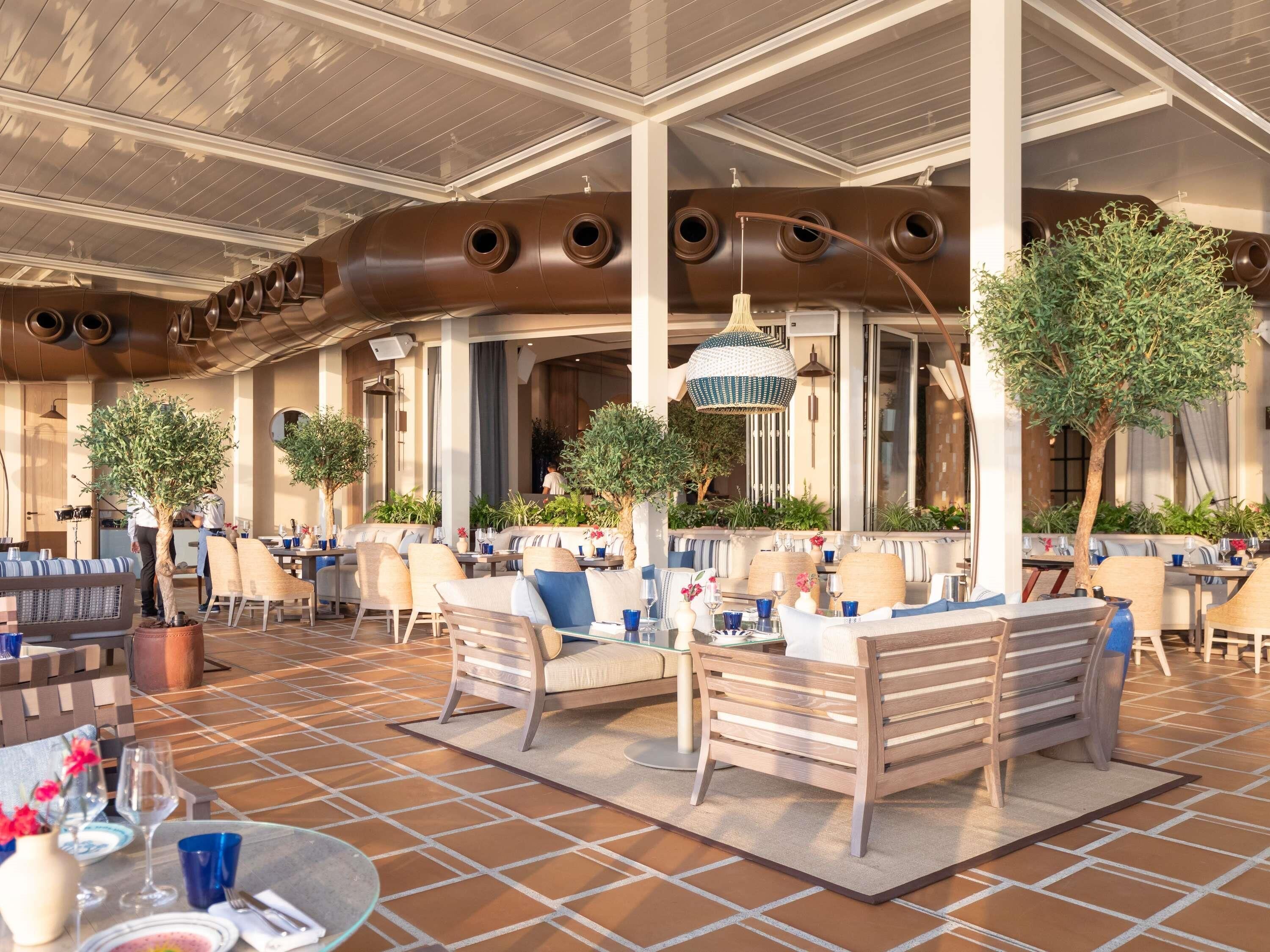 6 restaurants; breakfast, lunch, dinner, and brunch served
