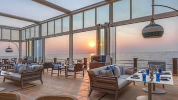 6 restaurants, breakfast, lunch, dinner served; international cuisine